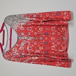 Scoop neck 3 button long sleeve, Moroccan printed tee, tan fade to red. Sz M